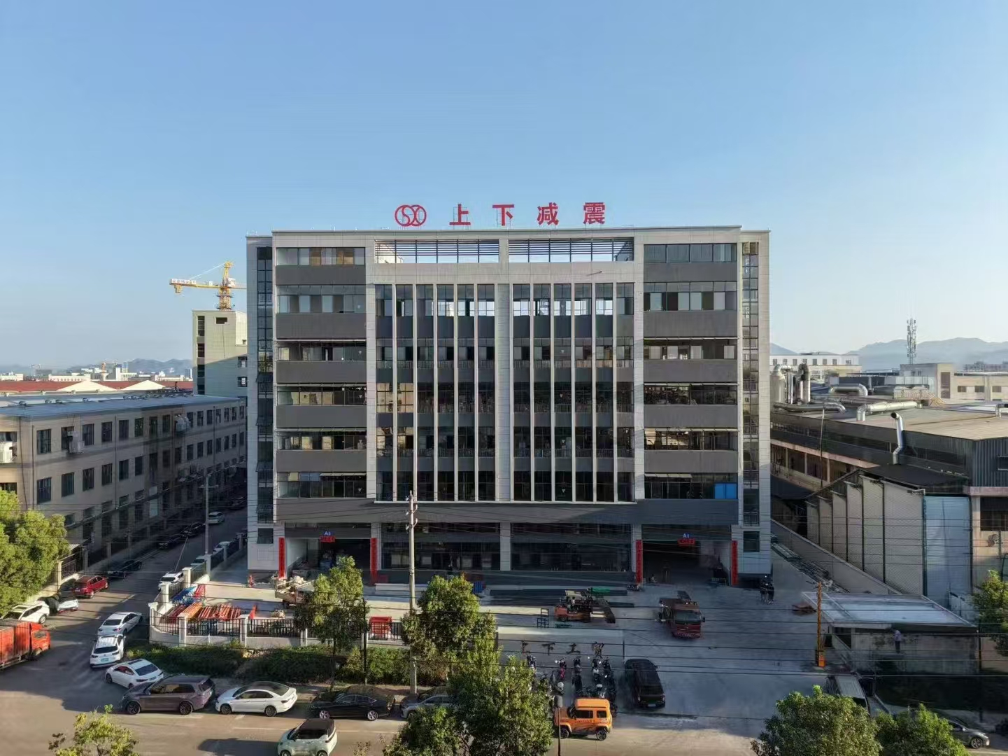 Robbanó! Bemutattak egy új, 18 000 ㎡ hateemeletes gyárat!